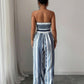 👗💙 Geometrisk jumpsuit med halterneck og sidesliss!