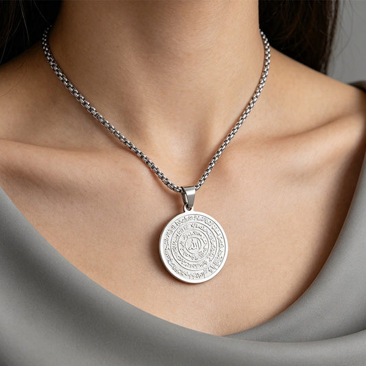 📿✨50 % RABATT⏰ Halskjede i rustfritt stål, elegant arabisk kalligrafi, stilig smykke💖