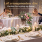 Blomsterdekorasjon i form av gullmetallring med trestativ