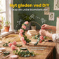 Blomsterdekorasjon i form av gullmetallring med trestativ